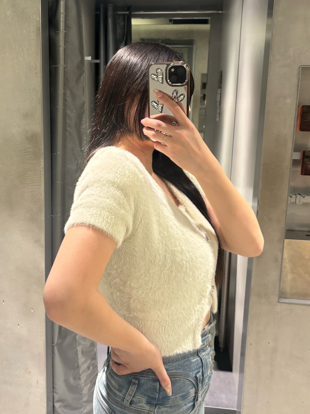 ブラック系のサンダルを着用したレディースの秋コーディネートの4枚目の写真