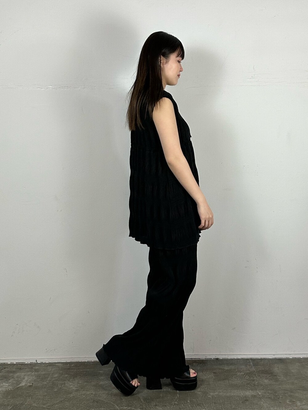 ブラック系のTシャツ/カットソー、ブラック系のその他パンツ、ブラック系のサンダルを着用したレディースの春コーディネートの2枚目の写真