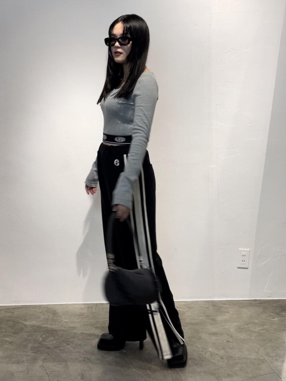 グレー系のTシャツ/カットソー、ブラック系のその他パンツ、ブラック系のブーツを着用したレディースの夏コーディネートの2枚目の写真