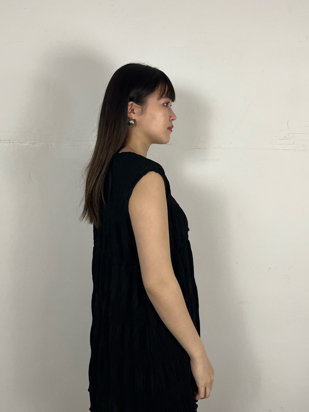 ブラック系のTシャツ/カットソー、ブラック系のその他パンツ、ブラック系のサンダルを着用したレディースの春コーディネートの5枚目の写真