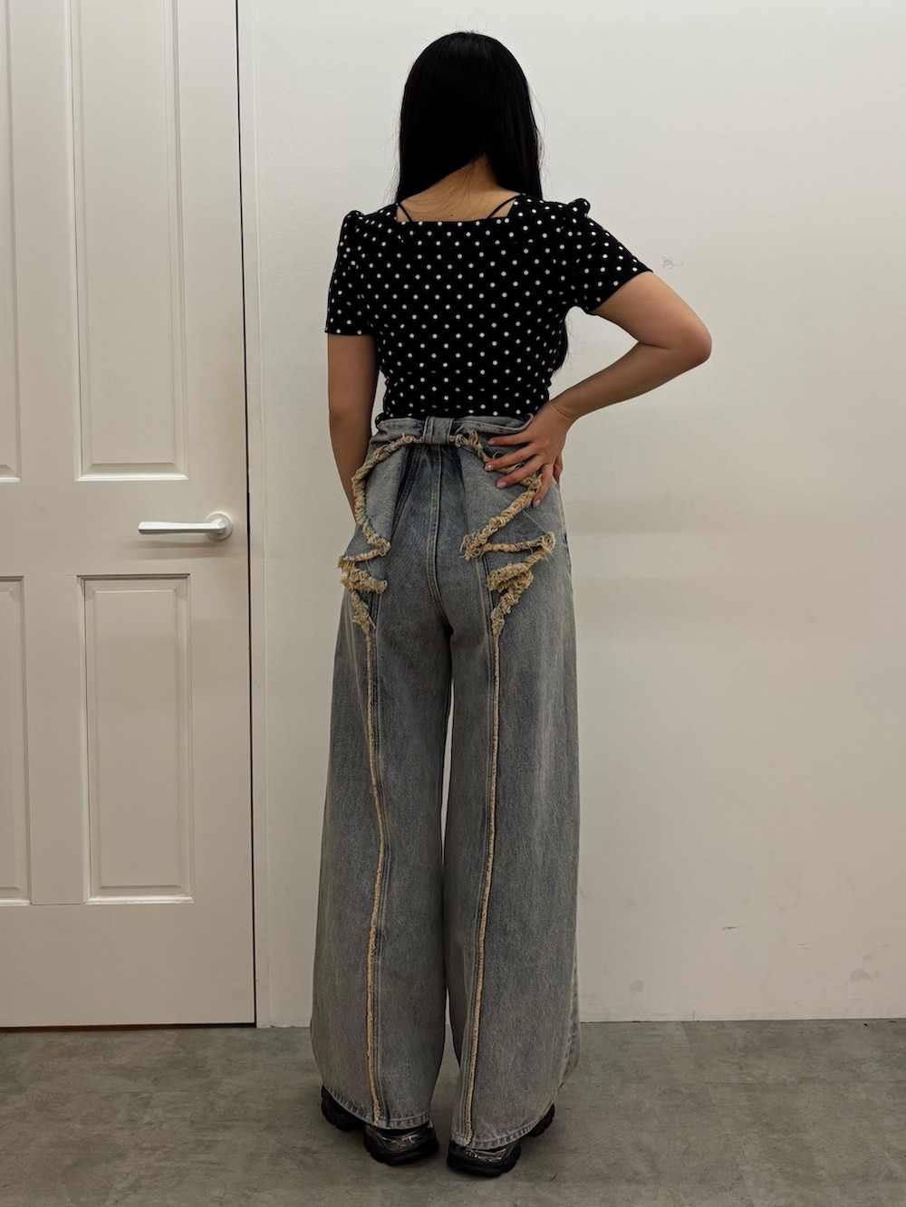 ブラック系のサンダル、ブルー系のデニムパンツ、その他のTシャツ/カットソーを着用したレディースの春コーディネートの3枚目の写真