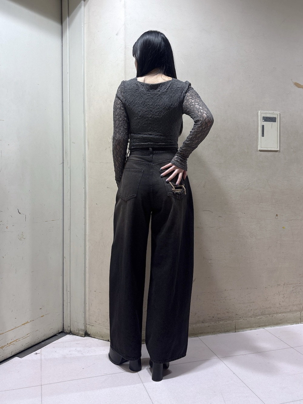 ブラック系のローファー、ブラック系のデニムパンツ、ブラック系のTシャツ/カットソーを着用したレディースの秋コーディネートの3枚目の写真