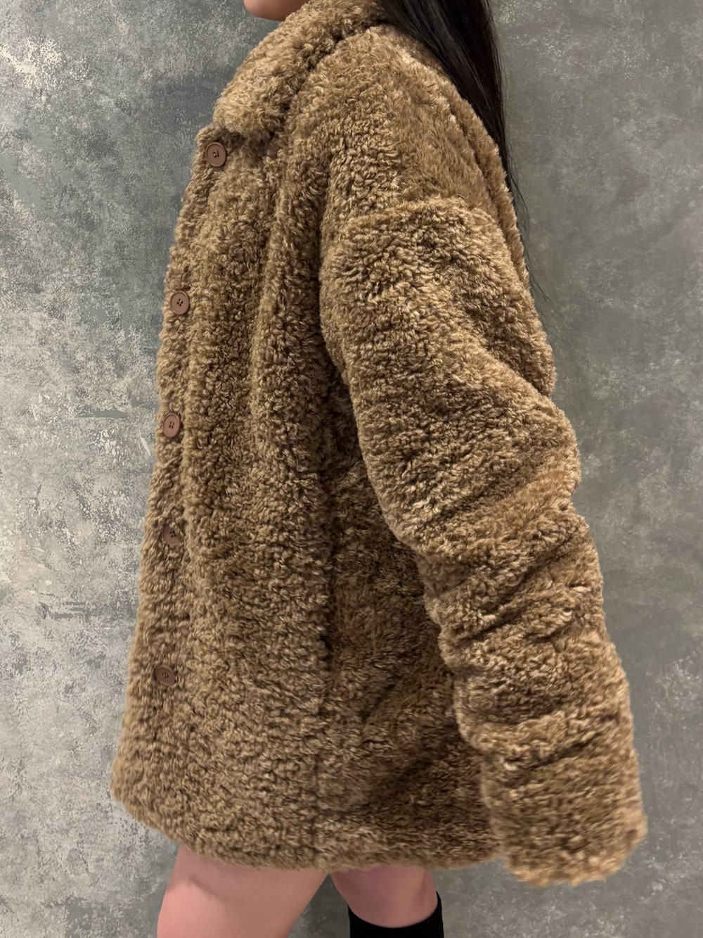 ブラック系のブーツ、ベージュ系のその他アウター、グレー系のワンピースを着用したレディースの冬コーディネートの5枚目の写真