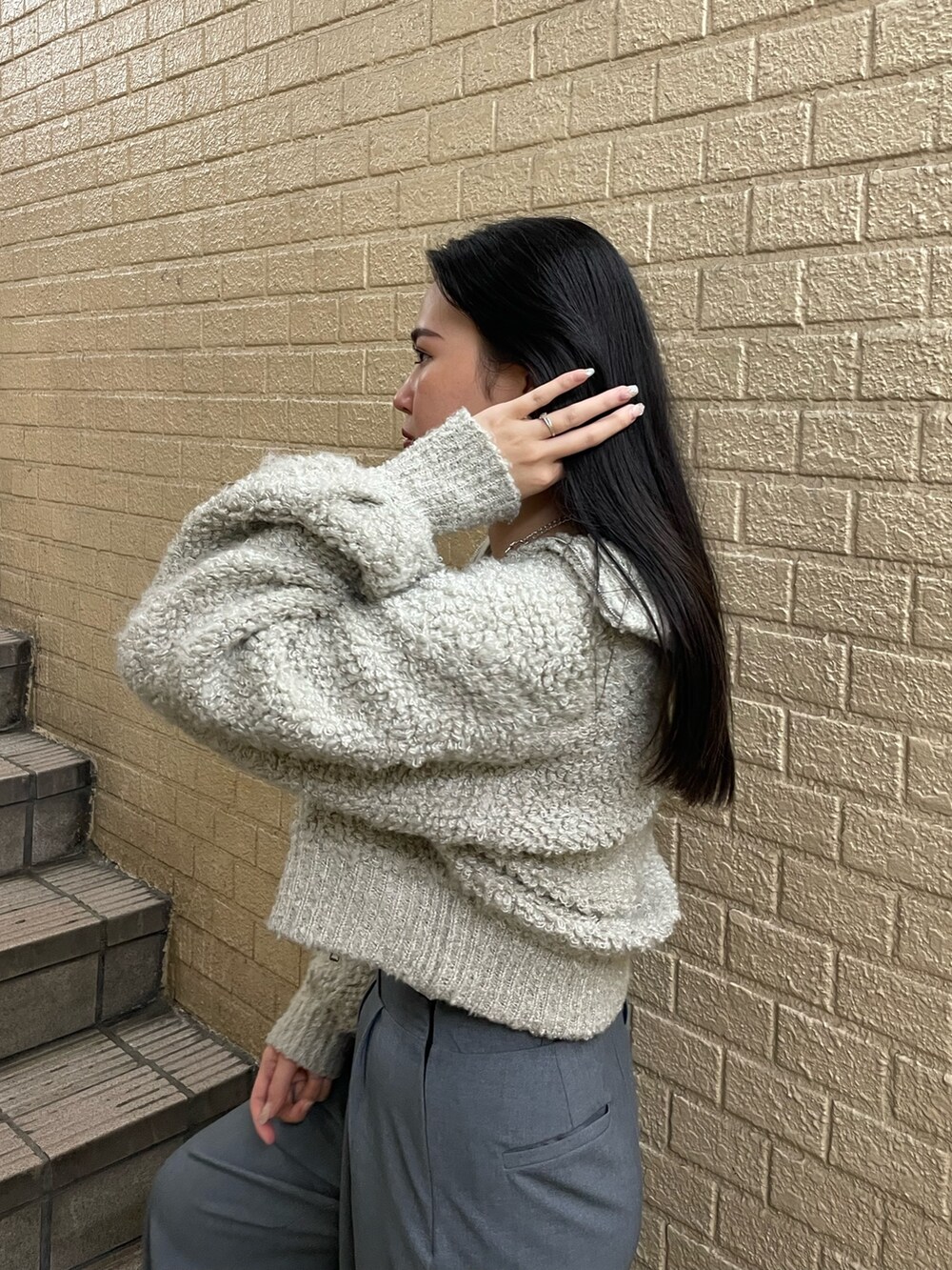 ブラック系のローファー、グレー系のその他パンツ、グレー系のニット/セーターを着用したレディースの秋コーディネートの5枚目の写真