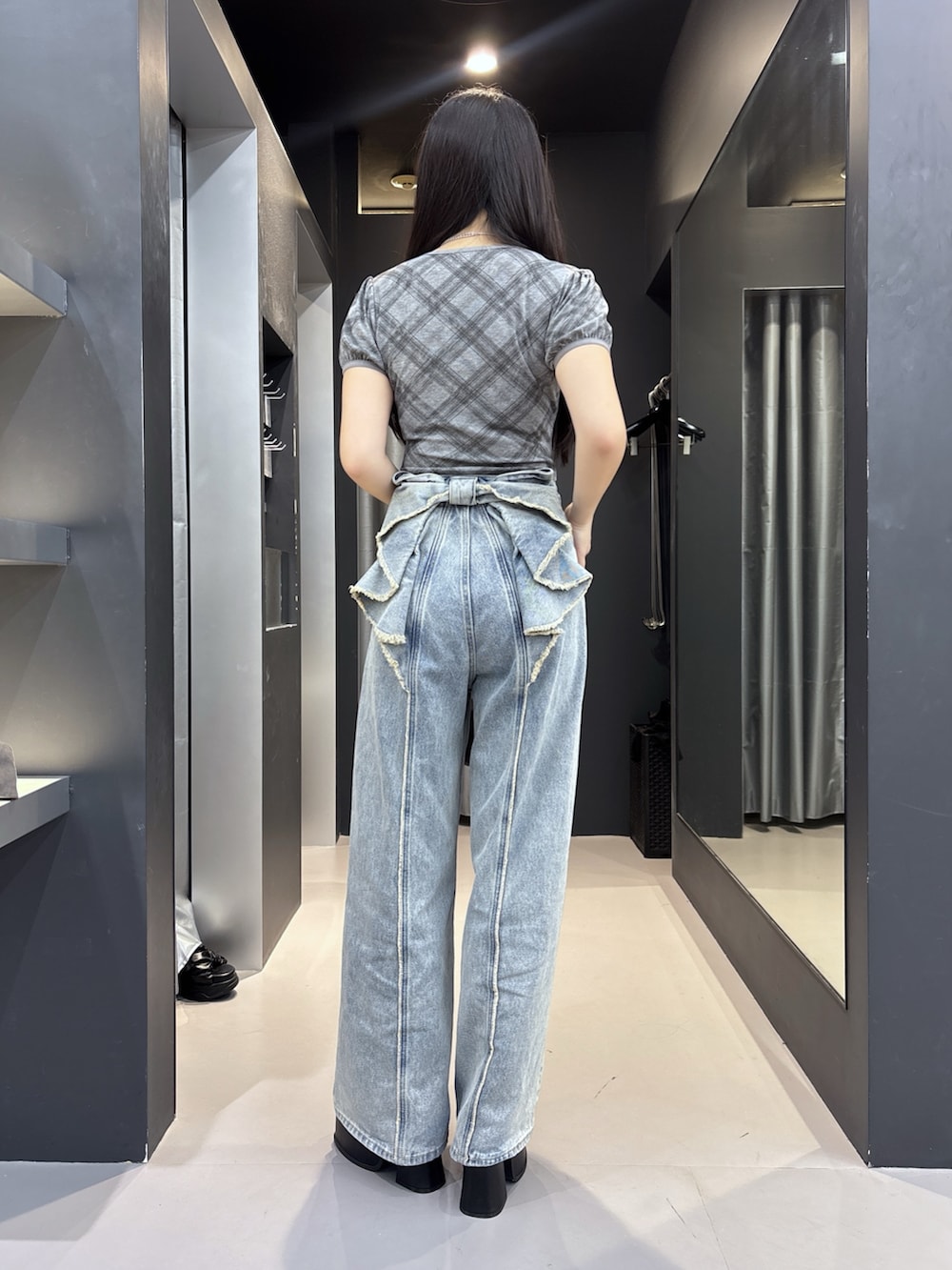 ブラック系のサンダル、ブルー系のデニムパンツ、グレー系のTシャツ/カットソーを着用したレディースの夏コーディネートの3枚目の写真