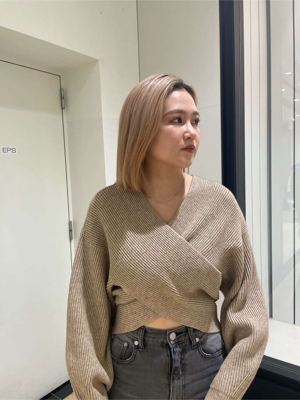 ブラック系のローファー、グレー系のデニムパンツ、ベージュ系のニット/セーターを着用したレディースの冬コーディネートの3枚目の写真