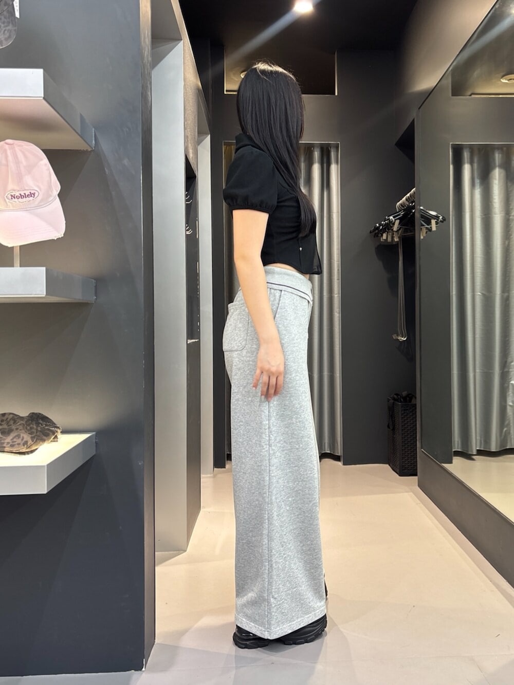 ブラック系のスニーカー、ベージュ系のシャツ/ブラウス、グレー系のその他パンツを着用したレディースの夏コーディネートの2枚目の写真