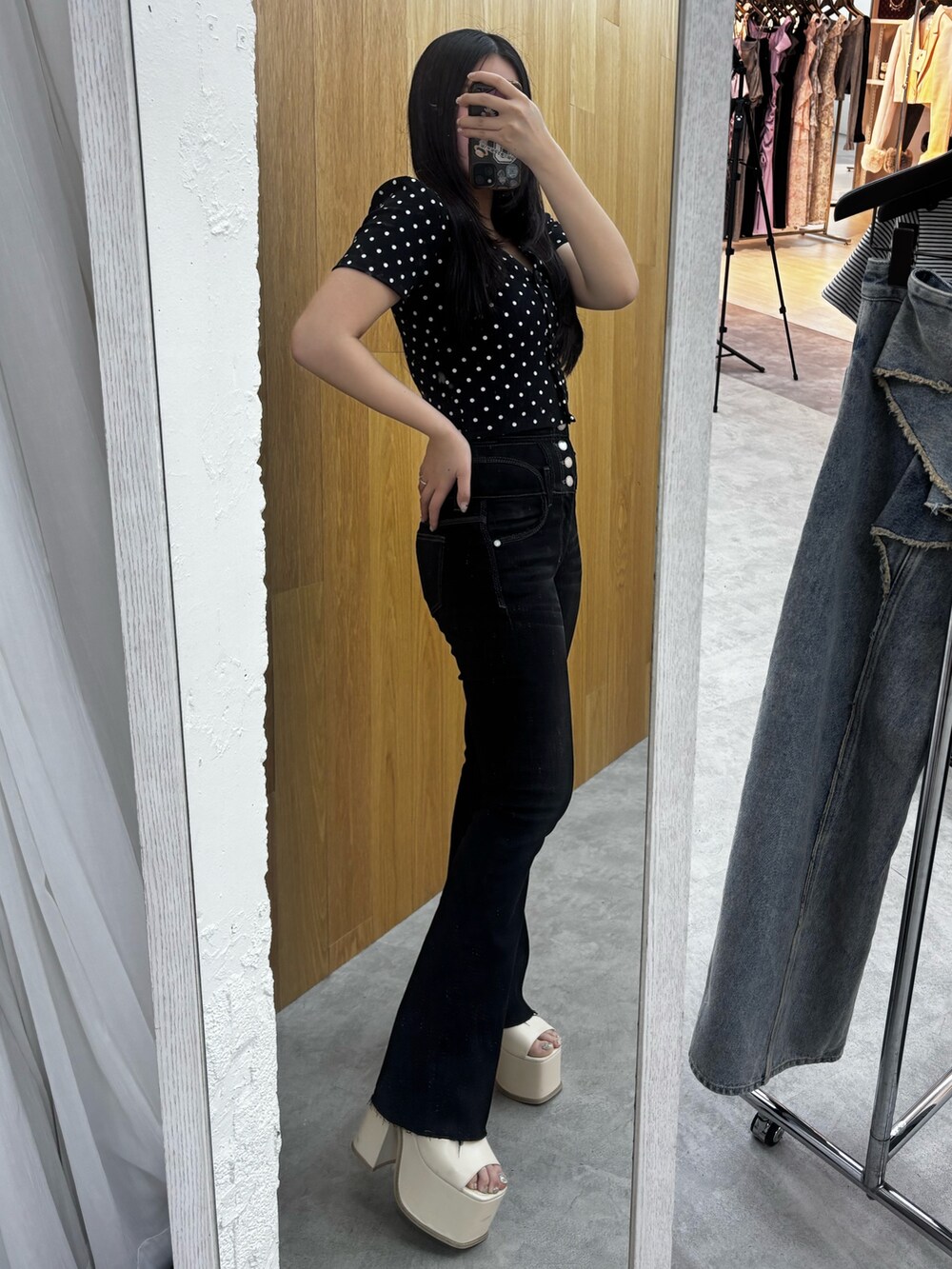 ホワイト系のサンダル、ブラック系のデニムパンツ、その他のTシャツ/カットソーを着用したレディースの春コーディネートの2枚目の写真