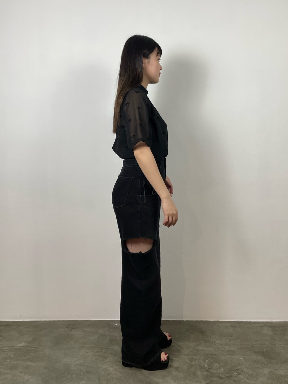 ブラック系のTシャツ/カットソー、ブラック系のキャミソール、ブラック系のデニムパンツを着用したレディースの夏コーディネートの2枚目の写真