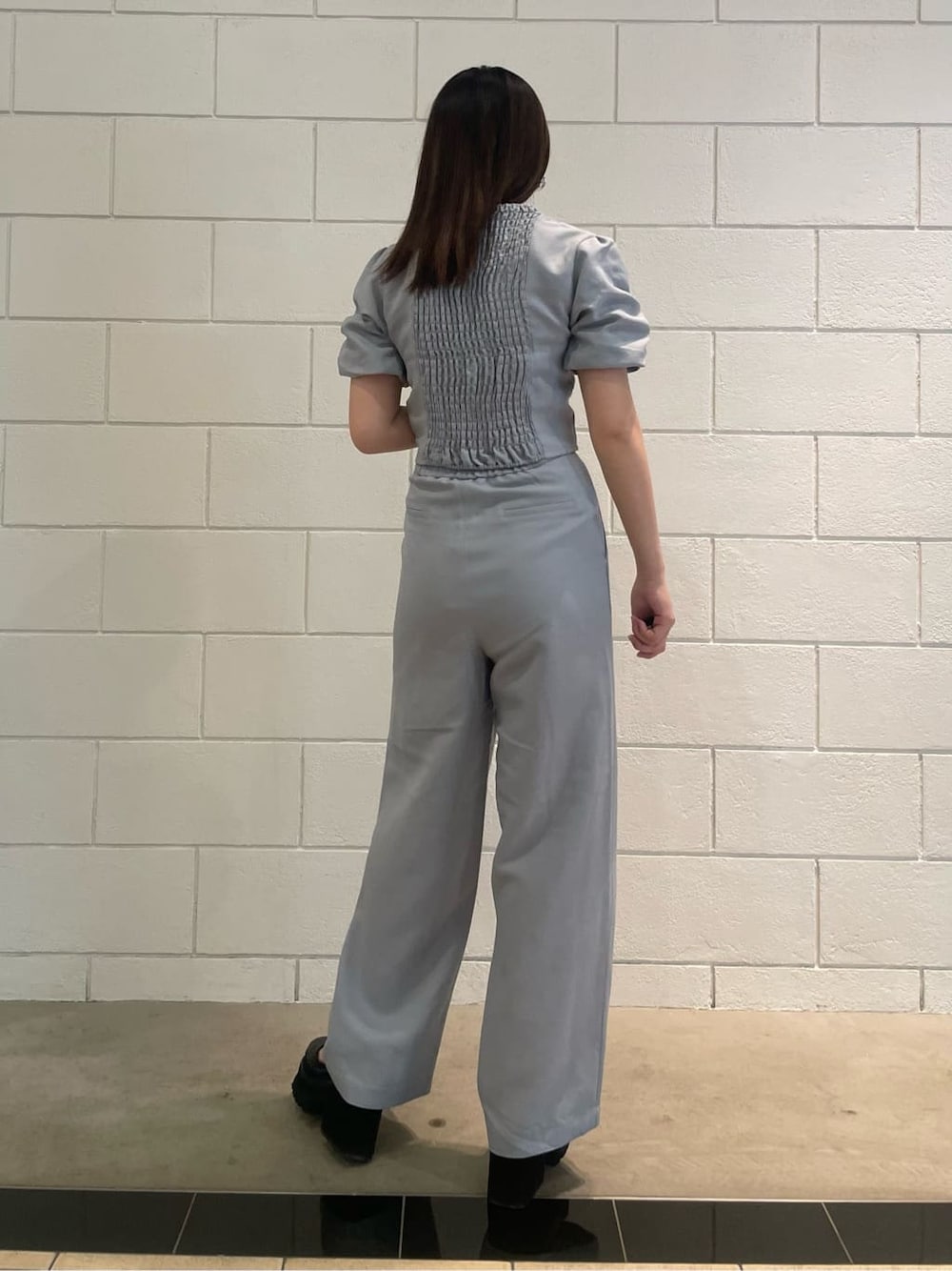 グレー系のその他パンツ、ブラック系のサンダル、グレー系のTシャツ/カットソーを着用したレディースの夏コーディネートの3枚目の写真