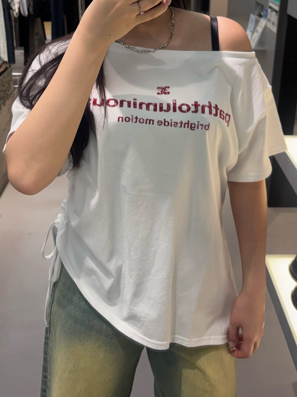 ブラック系のサンダル、ブルー系のデニムパンツ、ホワイト系のTシャツ/カットソーを着用したレディースの春コーディネートの3枚目の写真