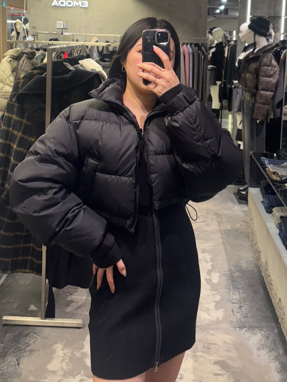 ブラック系のブーツ、グレー系のワンピース、ブラック系のブルゾンを着用したレディースの冬コーディネートの4枚目の写真