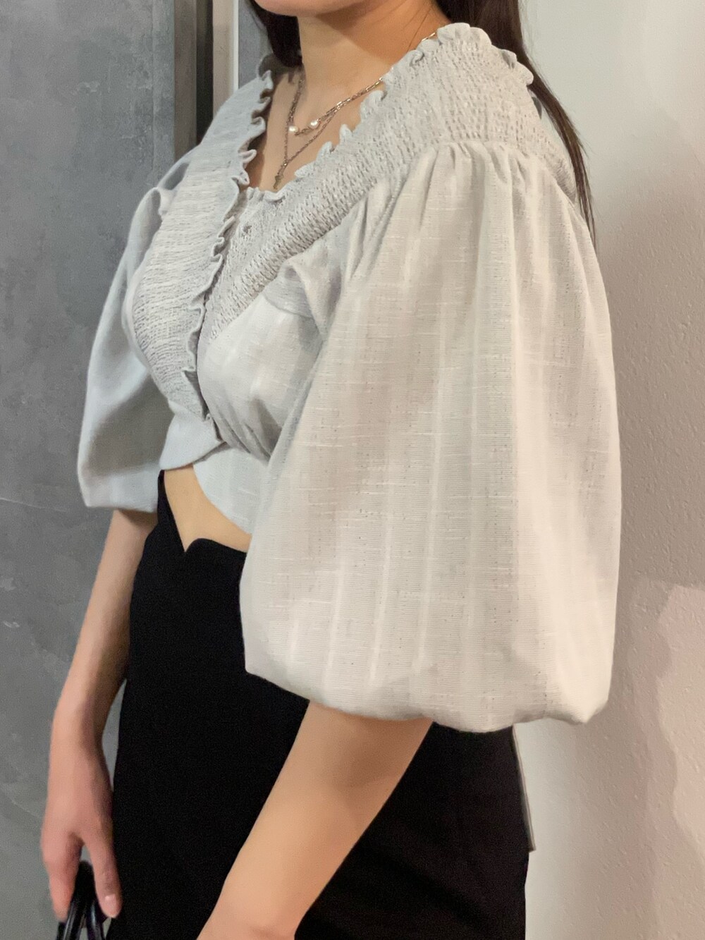 その他のハンドバッグ、ブラック系のスカート、ブラック系のサンダルを着用したレディースの春コーディネートの5枚目の写真