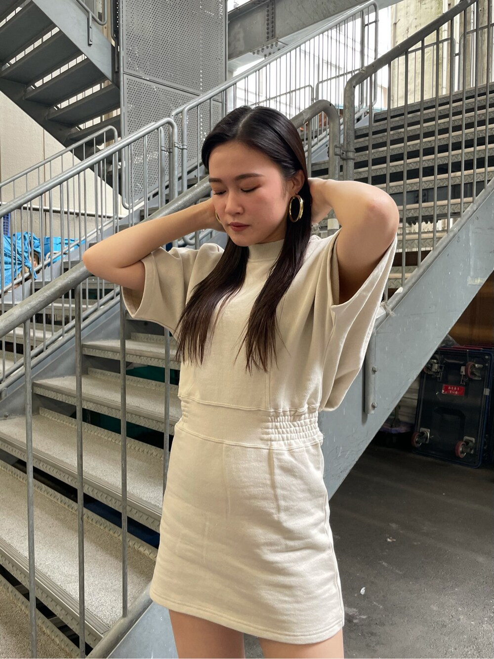 ベージュ系のワンピース、ブラック系のサンダル、ブラック系のハットを着用したレディースの夏コーディネートの2枚目の写真