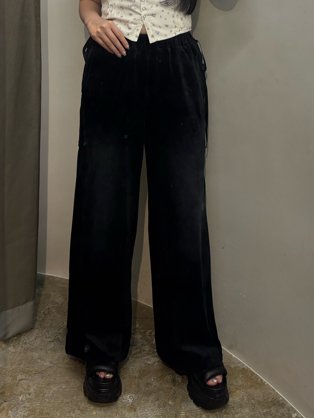 グレー系のサンダル、ブラック系のその他パンツを着用したレディースの夏コーディネートの5枚目の写真