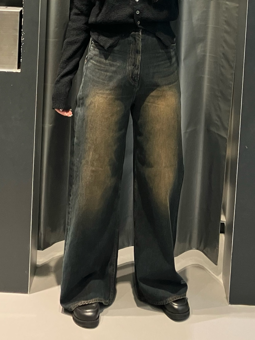 ブラック系のカーディガン/ボレロ、ブラック系のローファー、グレー系のその他を着用したレディースの秋コーディネートの4枚目の写真