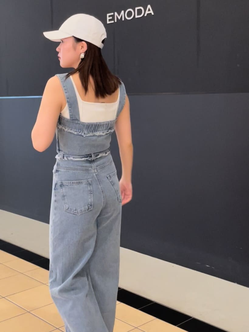 ホワイト系のタンクトップ、ブルー系のTシャツ/カットソー、ブルー系のデニムパンツを着用したレディースの夏コーディネートの3枚目の写真