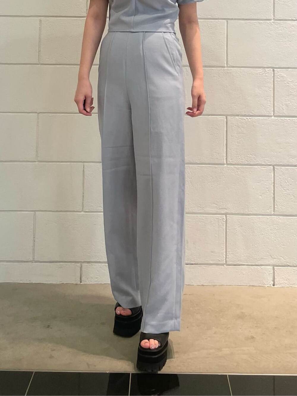 グレー系のその他パンツ、ブラック系のサンダル、グレー系のTシャツ/カットソーを着用したレディースの夏コーディネートの7枚目の写真