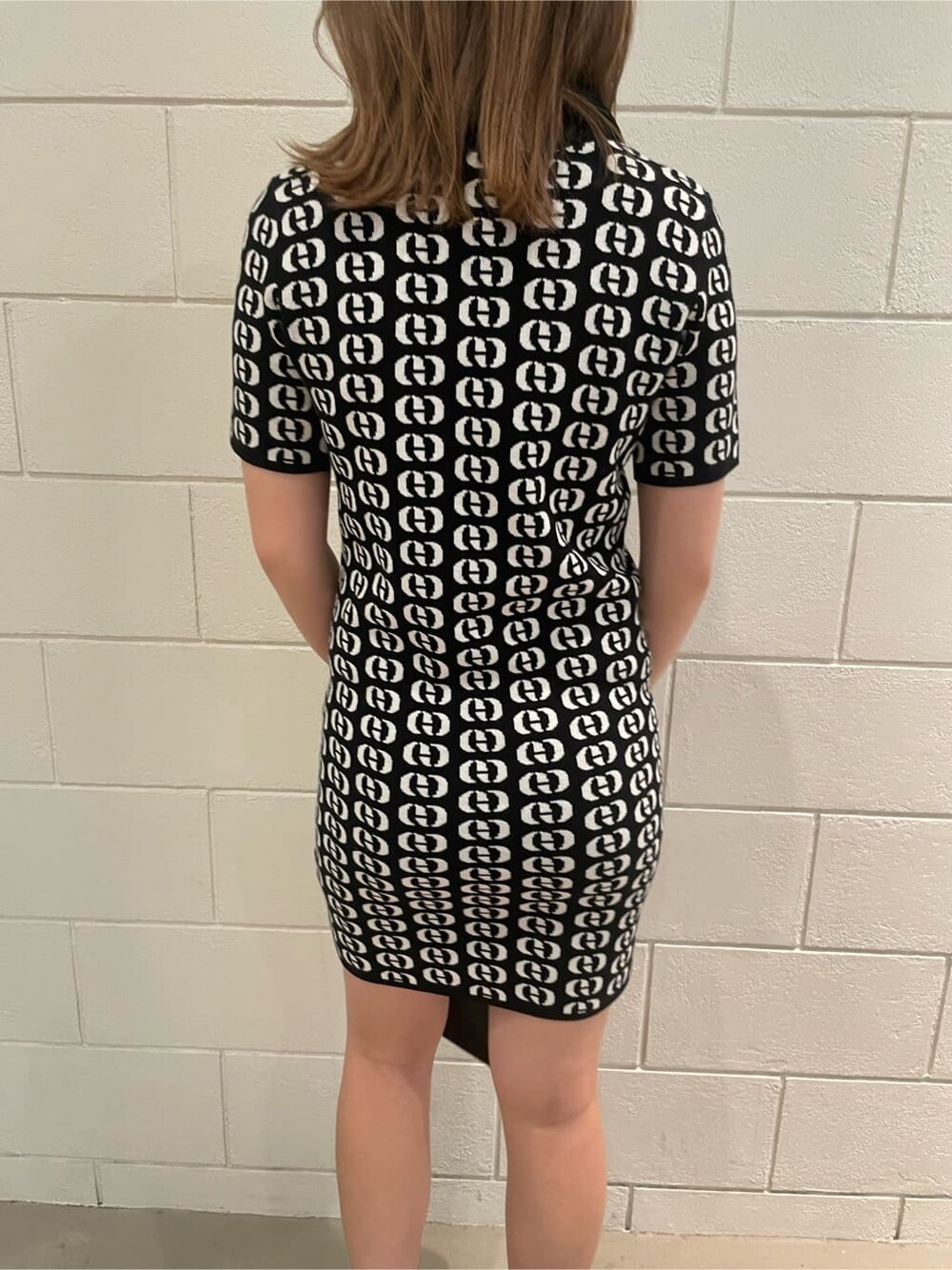 ブラック系のサンダル、ブラック系のハンドバッグ、その他のワンピースを着用したレディースの春コーディネートの6枚目の写真