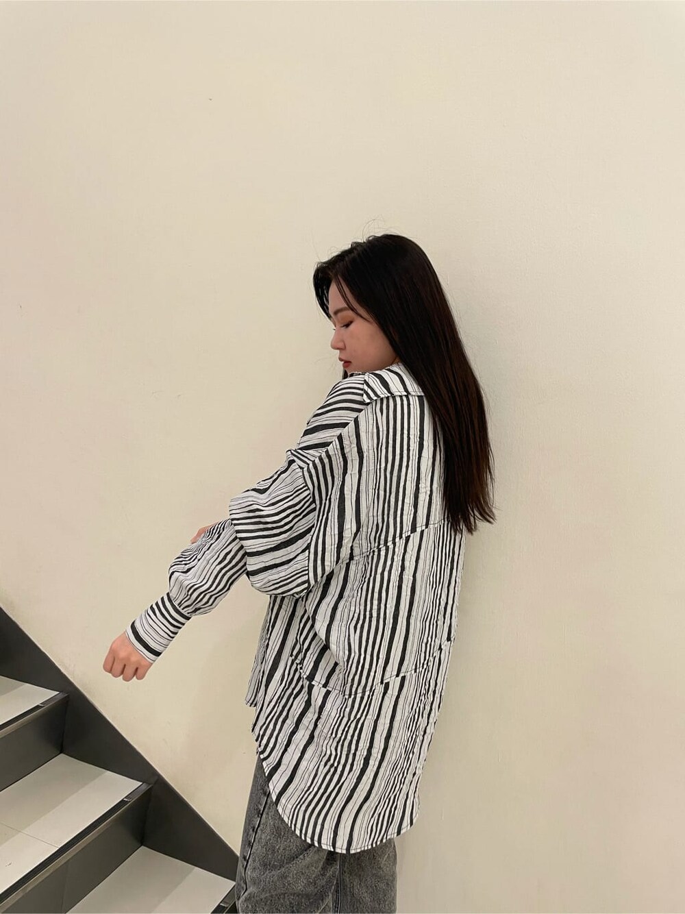 その他のシャツ/ブラウス、ホワイト系のサンダル、ブラック系のデニムパンツを着用したレディースの夏コーディネートの4枚目の写真