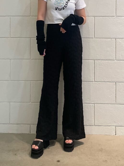 ブラック系のその他パンツ、ブラック系のサンダル、ホワイト系のTシャツ/カットソーを着用したレディースの夏コーディネートの4枚目の写真