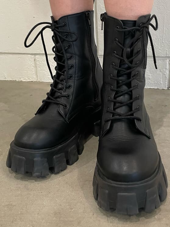 ブラック系のブーツ、ブラック系のTシャツ/カットソー、その他のスカートを着用したレディースの春コーディネートの10枚目の写真