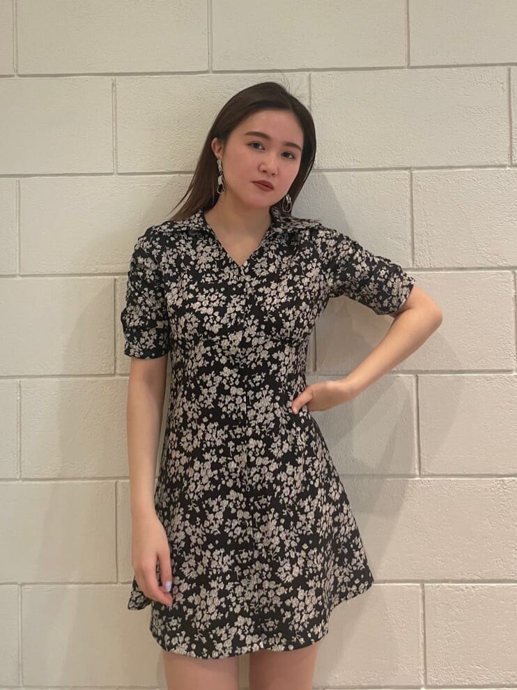 その他のワンピース、ブラック系のサンダルを着用したレディースの春コーディネートの4枚目の写真