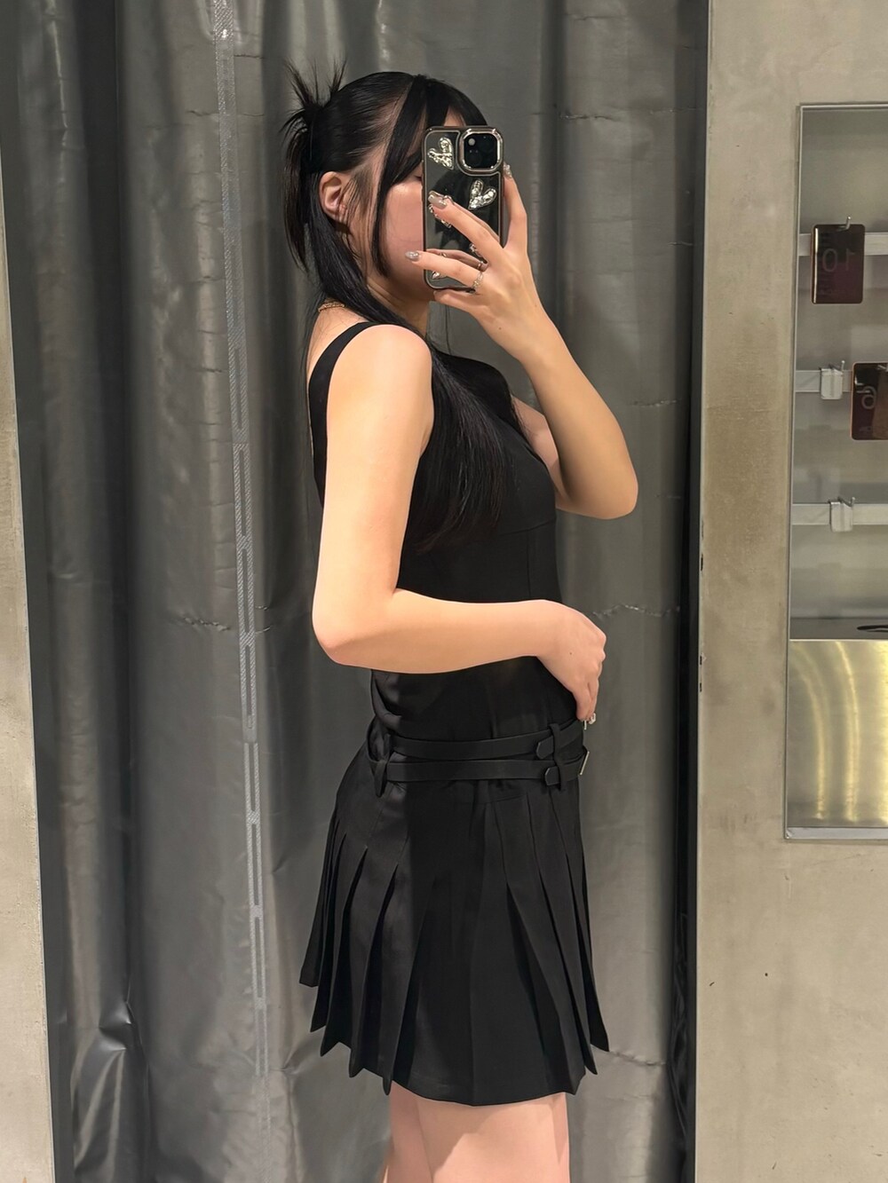 ホワイト系のサンダル、ブラック系のワンピースを着用したレディースの夏コーディネートの4枚目の写真