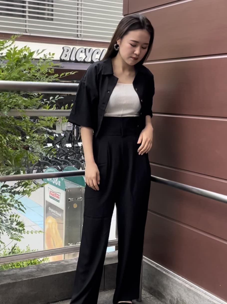 ブラック系のシャツ/ブラウス、ブラック系のその他パンツ、ブラック系のサンダルを着用したレディースの夏コーディネートの2枚目の写真