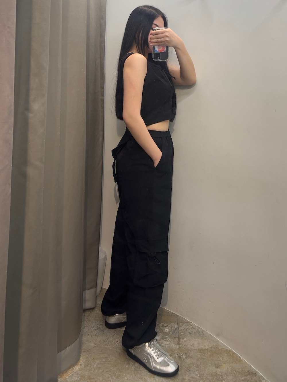 シルバー系のスニーカー、ブラック系のその他パンツ、ブラック系のTシャツ/カットソーを着用したレディースの春コーディネートの2枚目の写真