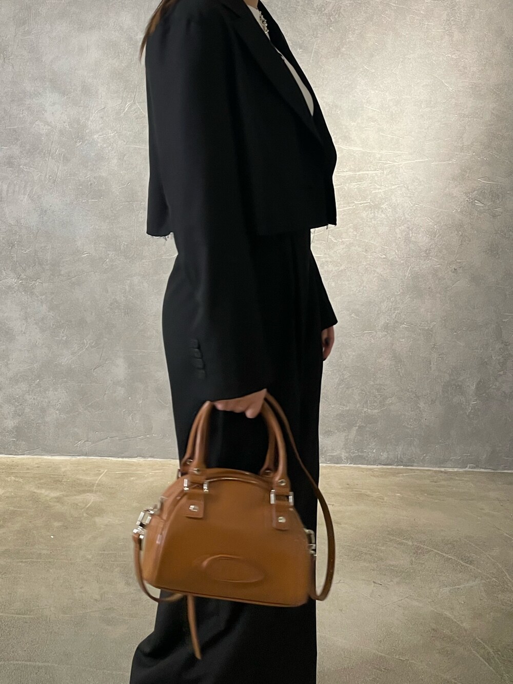 ブラック系のテーラードジャケット、ブラック系のその他パンツ、ホワイト系のTシャツ/カットソーを着用したレディースの冬コーディネートの5枚目の写真