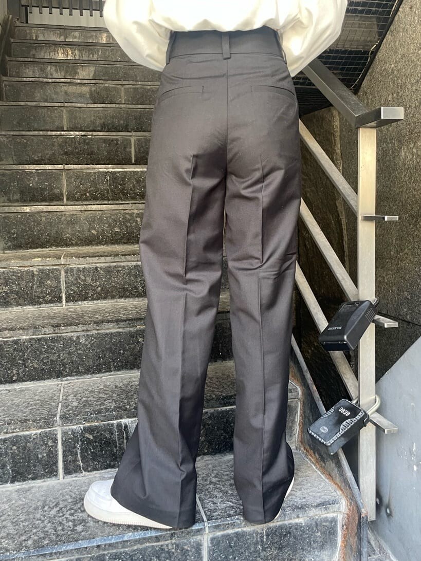 ブラック系のスラックス、ホワイト系のスウェット、シルバー系のネックレスを着用したレディースの秋コーディネートの8枚目の写真