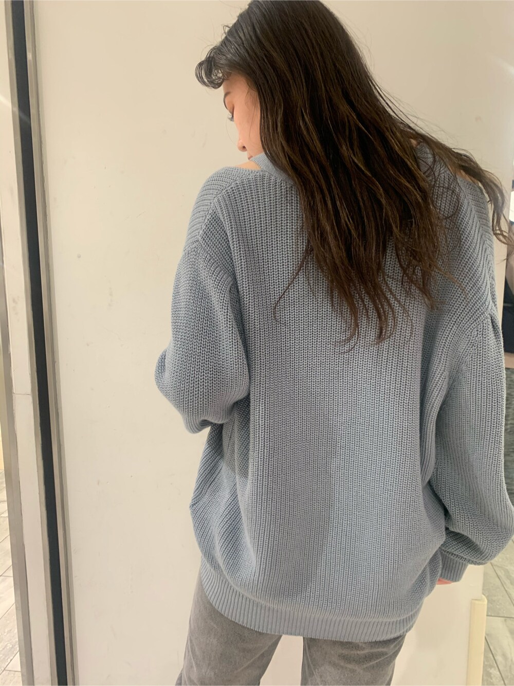 ブラック系のサンダル、グリーン系のカーディガン/ボレロ、ブラック系のデニムパンツを着用したレディースの春コーディネートの4枚目の写真