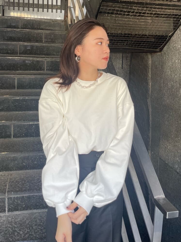 ブラック系のスラックス、ホワイト系のスウェット、シルバー系のネックレスを着用したレディースの秋コーディネートの4枚目の写真