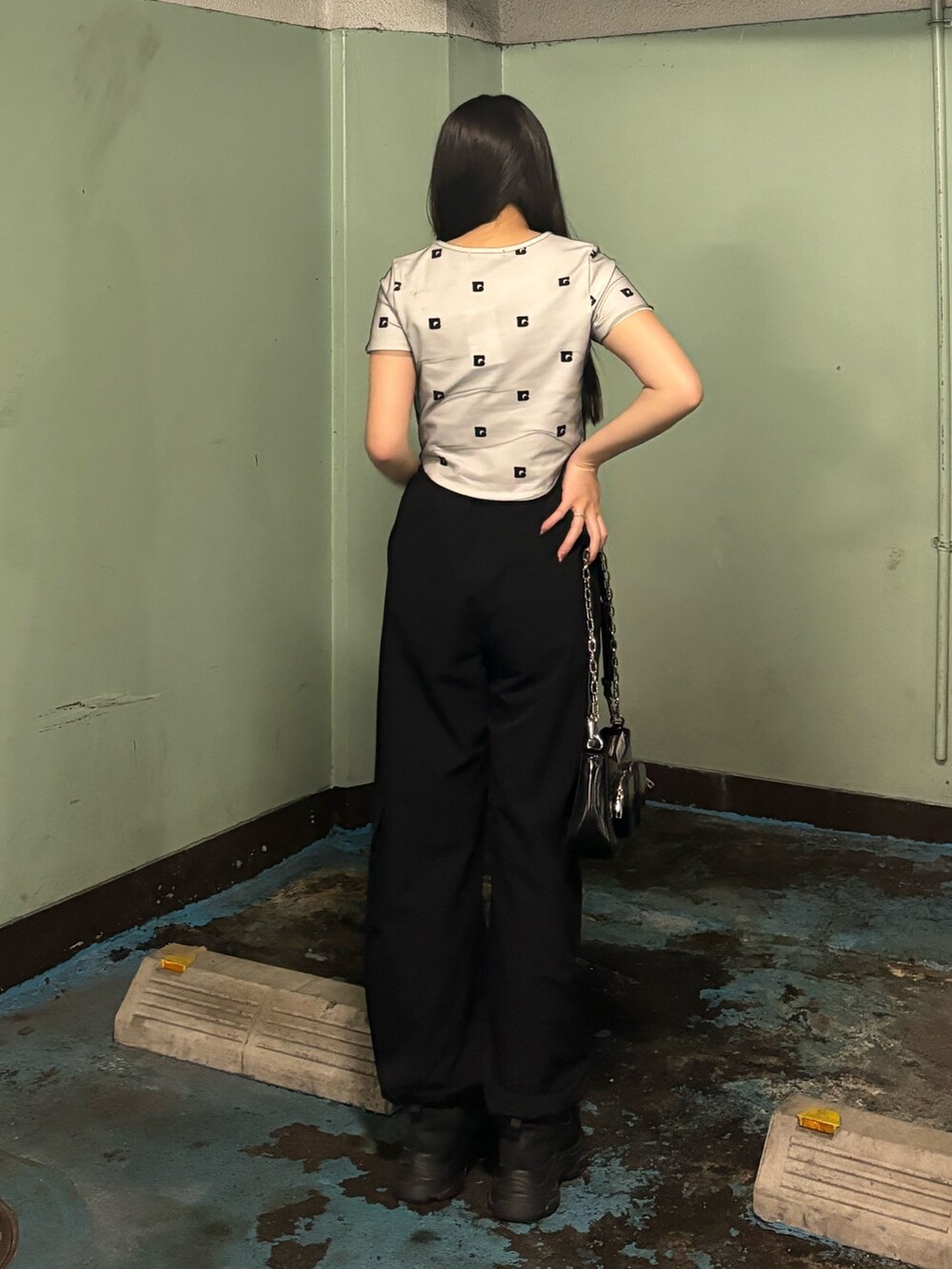 ブラック系のスニーカー、ホワイト系のTシャツ/カットソー、ブラック系のその他パンツを着用したレディースの春コーディネートの2枚目の写真