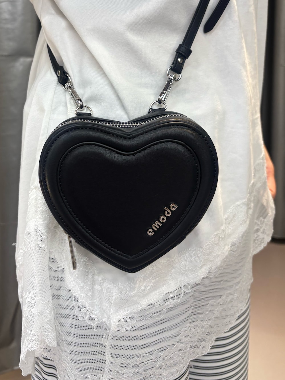 ブラック系のサンダル、ホワイト系のその他パンツ、ホワイト系のTシャツ/カットソーを着用したレディースの夏コーディネートの5枚目の写真