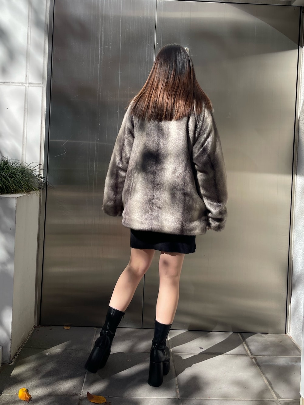 グレー系のその他アウター、ブラック系のワンピース、ブラック系のブーツを着用したレディースの秋コーディネートの3枚目の写真