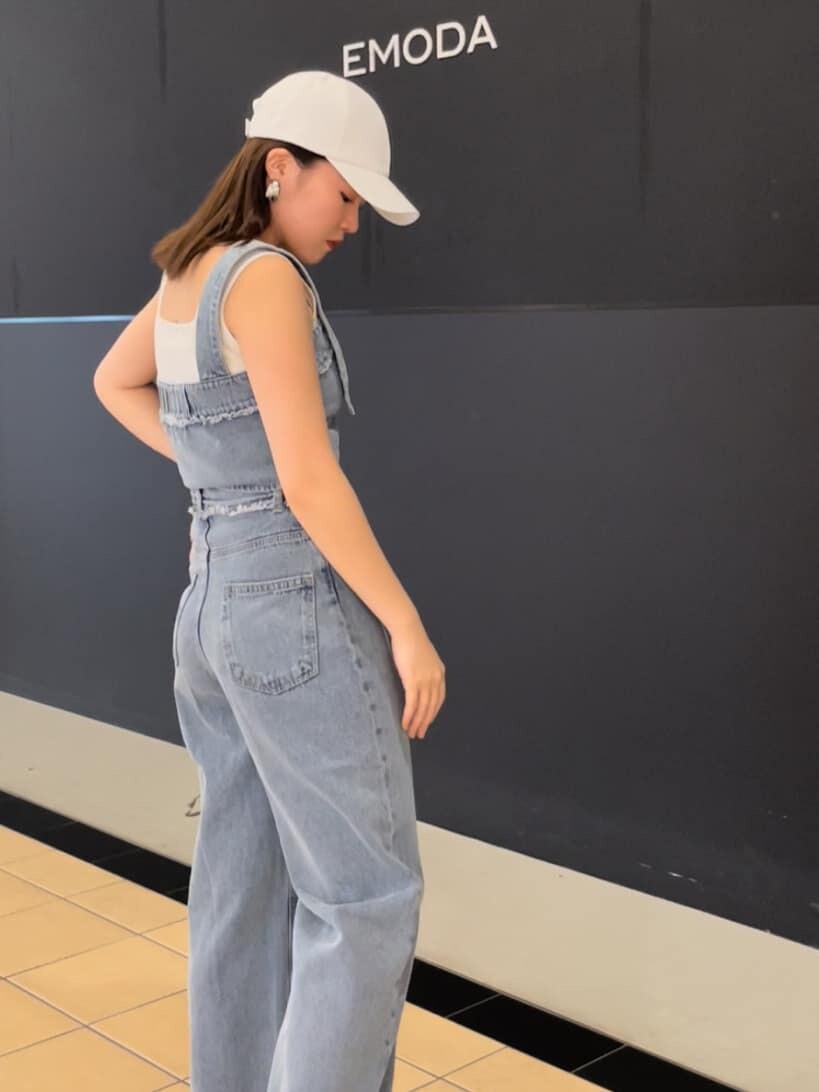 ホワイト系のタンクトップ、ブルー系のTシャツ/カットソー、ブルー系のデニムパンツを着用したレディースの夏コーディネートの2枚目の写真