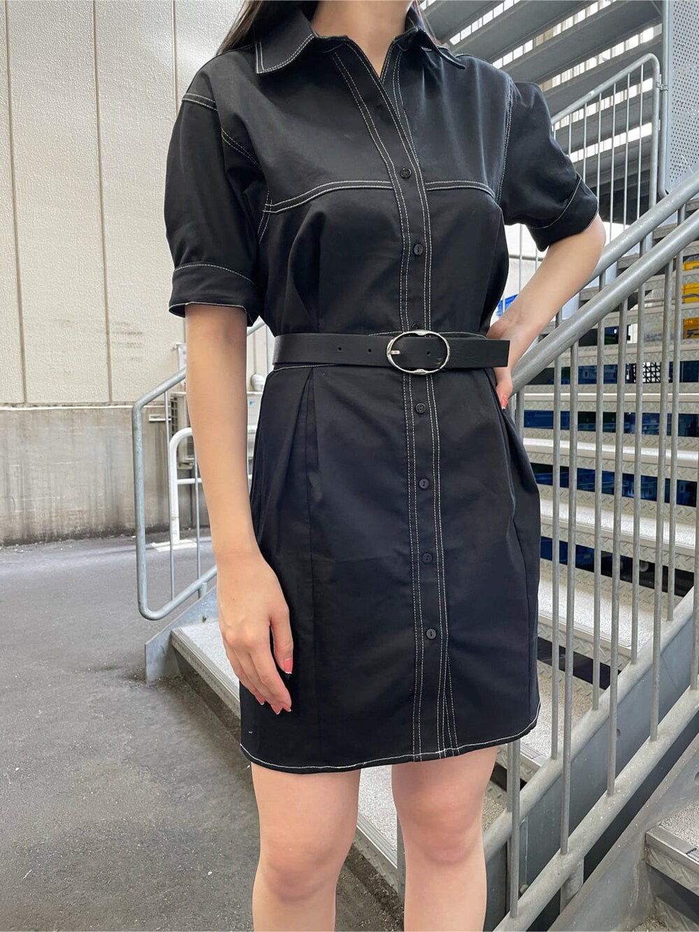 ブラック系のワンピース、ゴールド系のピアス（両耳用）を着用したレディースの夏コーディネートの4枚目の写真