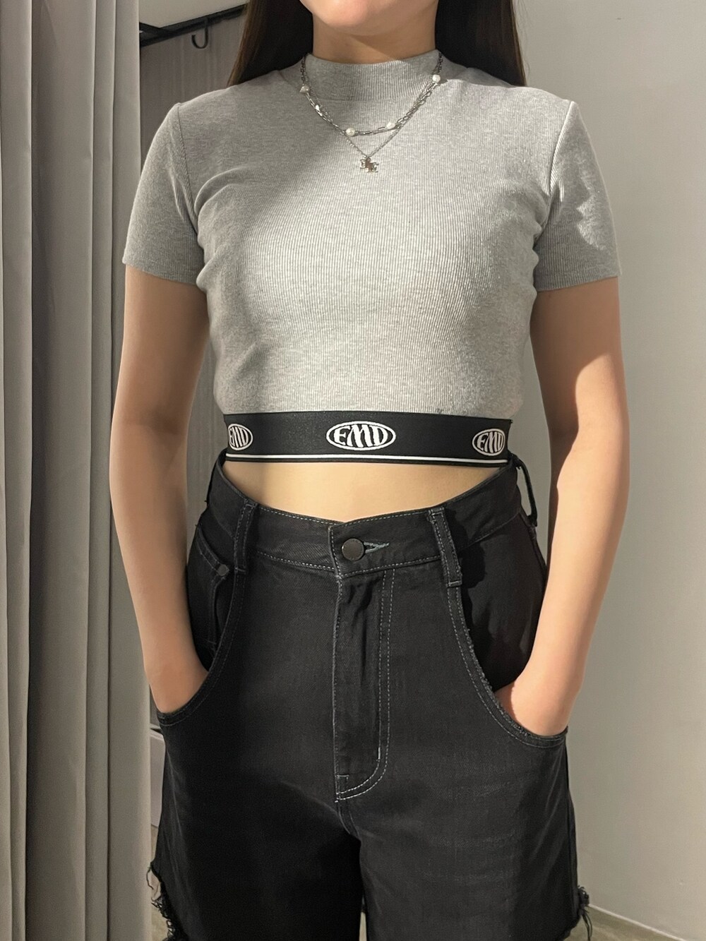 ブラック系のTシャツ/カットソー、ブラック系のデニムパンツ、ブラック系のサンダルを着用したレディースの春コーディネートの3枚目の写真