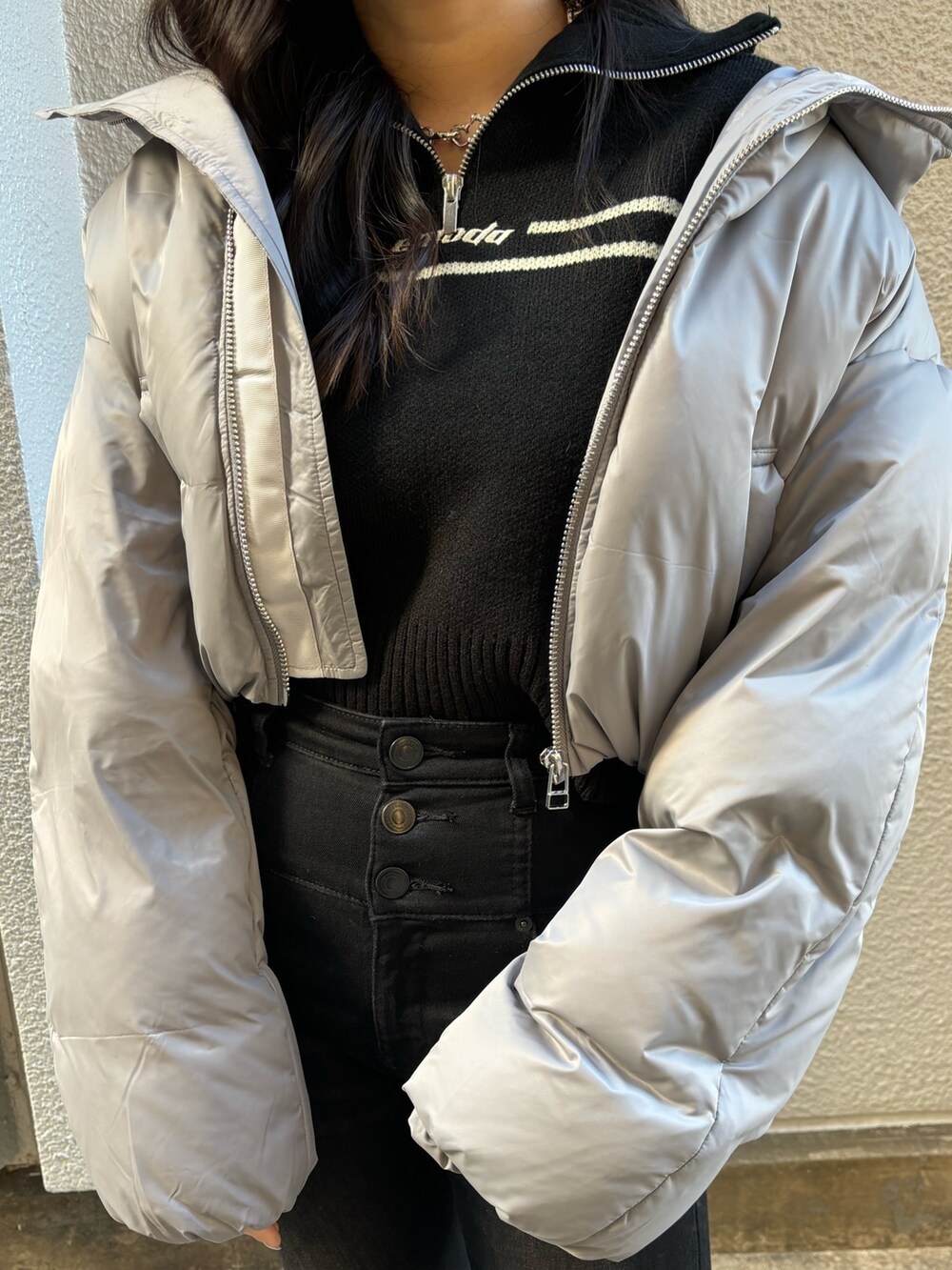 ブルー系のニット/セーター、グレー系のダウンジャケット/コート、ブラック系のデニムパンツを着用したレディースの冬コーディネートの6枚目の写真