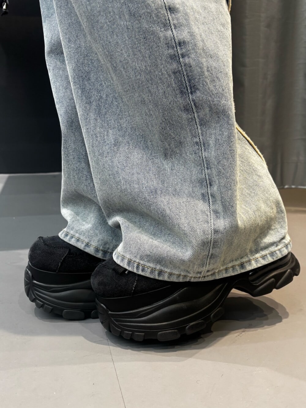 ブラック系のスニーカー、ブルー系のデニムパンツ、ブラック系のショルダーバッグを着用したレディースの夏コーディネートの8枚目の写真
