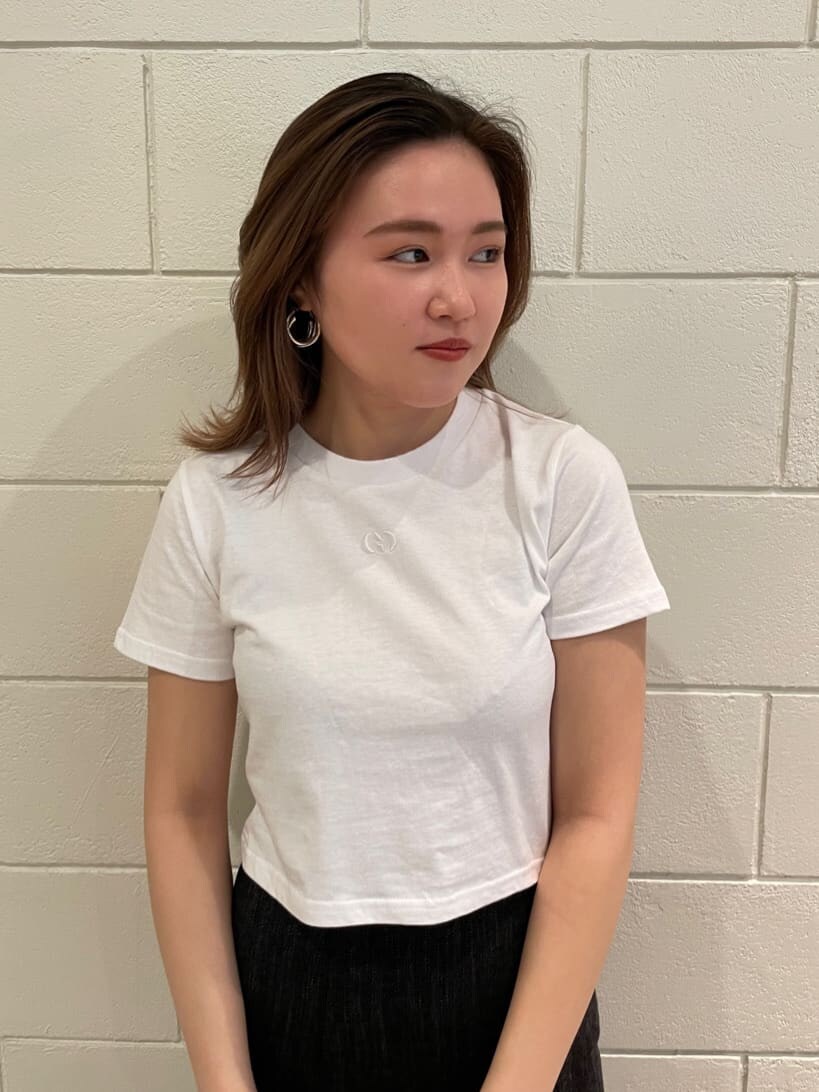 ブラック系のサンダル、ブラック系のスカート、ブルー系のハンドバッグを着用したレディースの春コーディネートの4枚目の写真