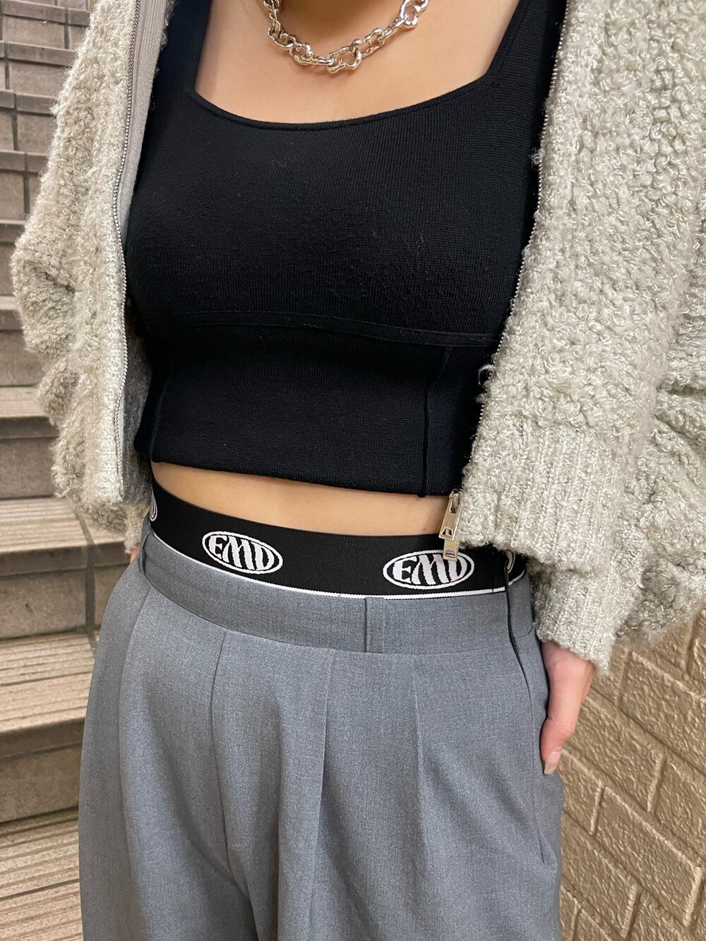 ブラック系のローファー、グレー系のその他パンツ、グレー系のニット/セーターを着用したレディースの秋コーディネートの7枚目の写真