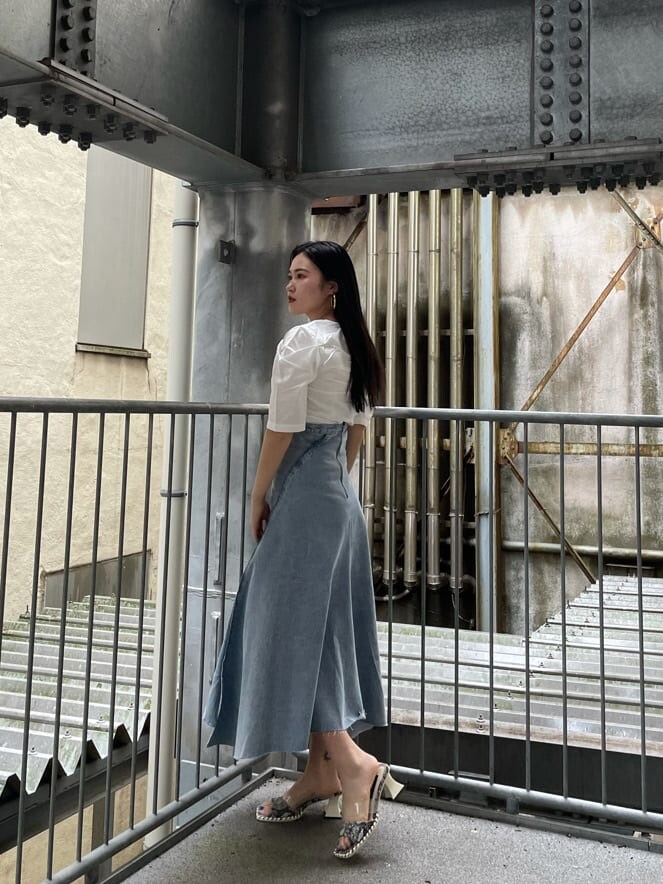 ホワイト系のTシャツ/カットソー、ブルー系のスカート、その他のその他シューズを着用したレディースの夏コーディネートの2枚目の写真