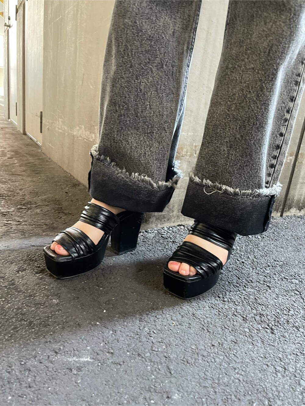 ブラック系のデニムパンツ、グリーン系のTシャツ/カットソーを着用したレディースの夏コーディネートの5枚目の写真