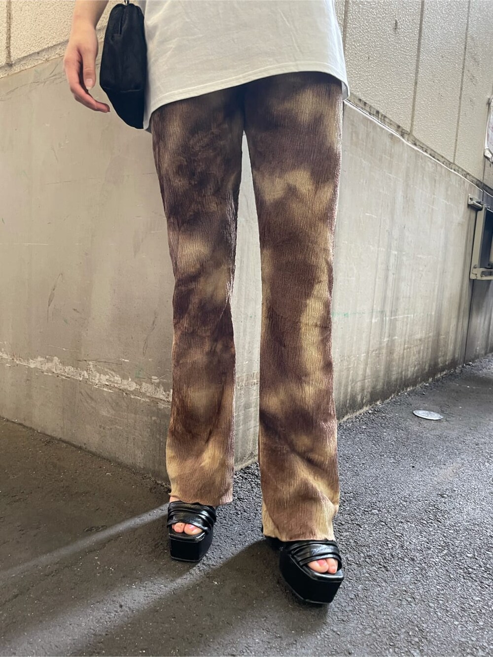 ブラック系のハンドバッグ、ホワイト系のTシャツ/カットソー、その他のその他パンツを着用したレディースの夏コーディネートの4枚目の写真