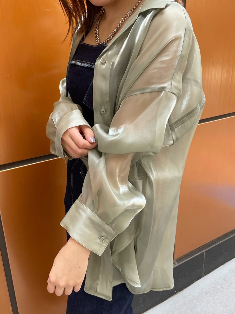 イエロー系のシャツ/ブラウス、ブルー系のデニムパンツ、ホワイト系のサンダルを着用したレディースの春コーディネートの5枚目の写真