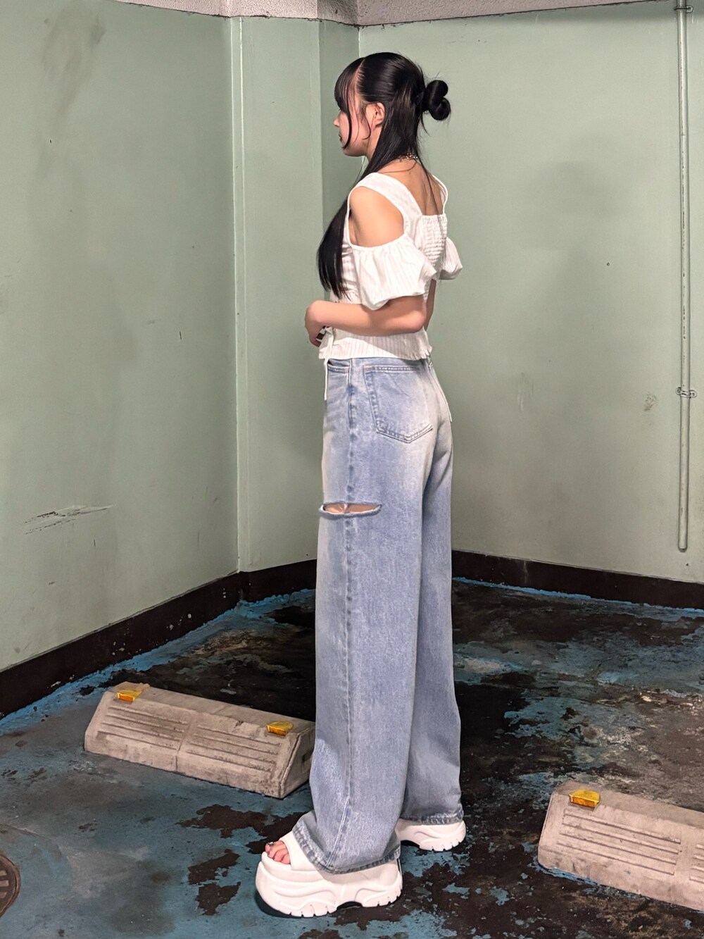 ホワイト系のサンダル、ブラック系のデニムパンツ、ホワイト系のTシャツ/カットソーを着用したレディースの夏コーディネートの2枚目の写真