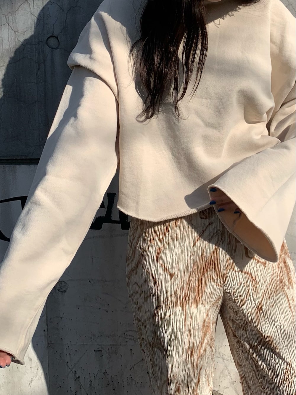 ホワイト系のサンダル、ホワイト系のTシャツ/カットソー、その他のその他パンツを着用したレディースの春コーディネートの4枚目の写真